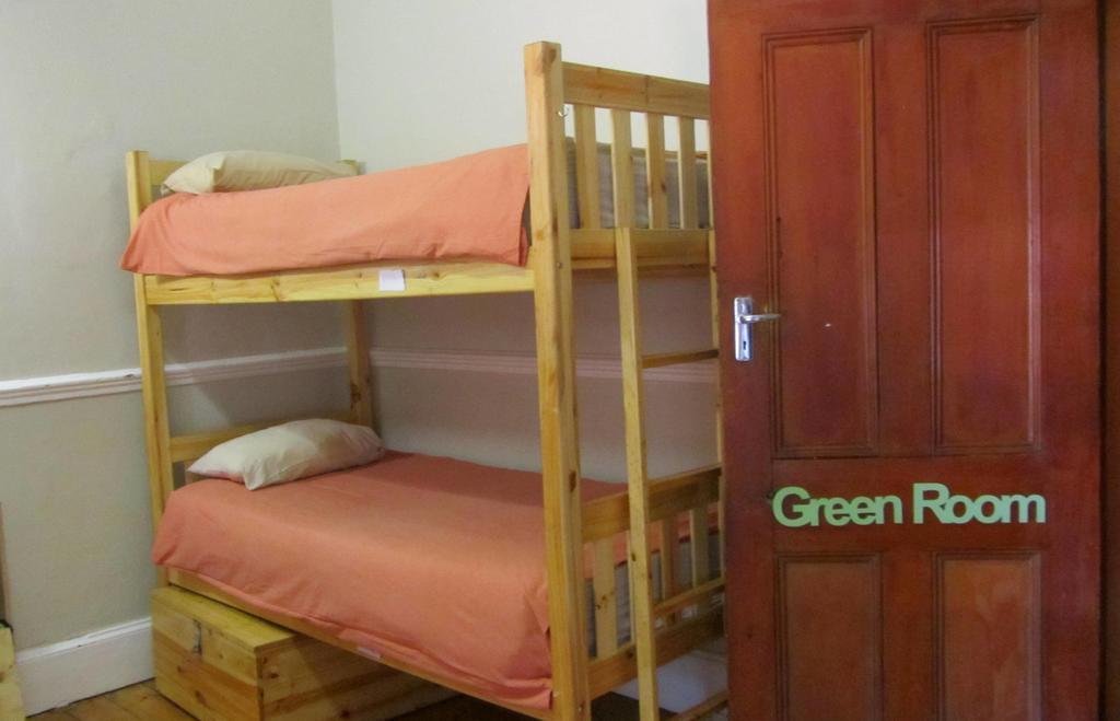 Green Elephant Backpackers Cape Town Room photo