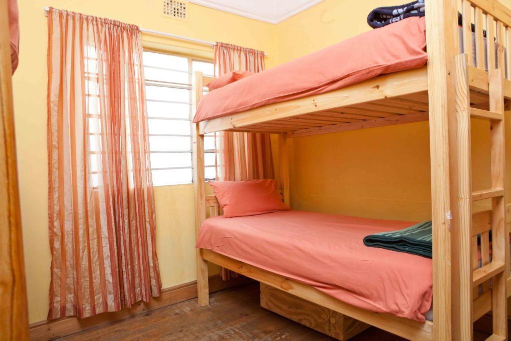 Green Elephant Backpackers Cape Town Room photo